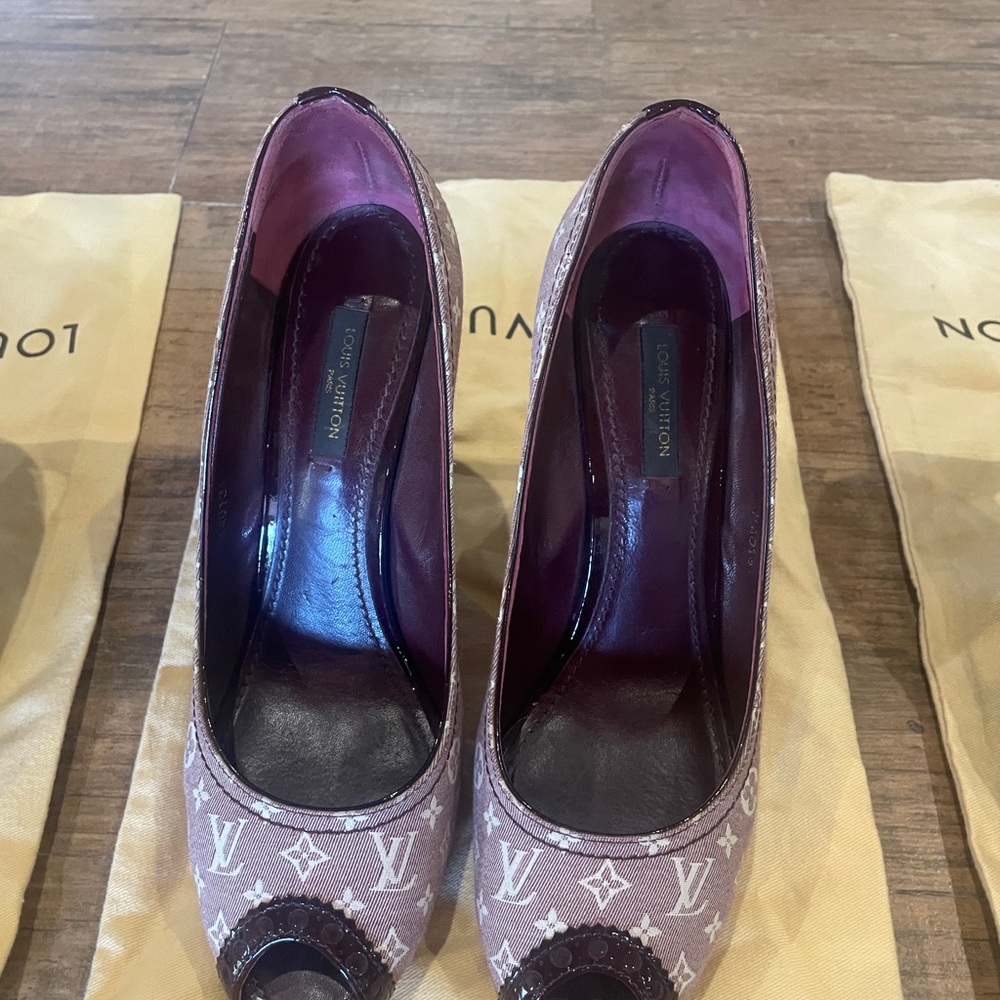 Louis Vuitton Monogram Heels with LV shoe bag included size 38